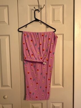 Pink lightweight knit pants with adorable print.